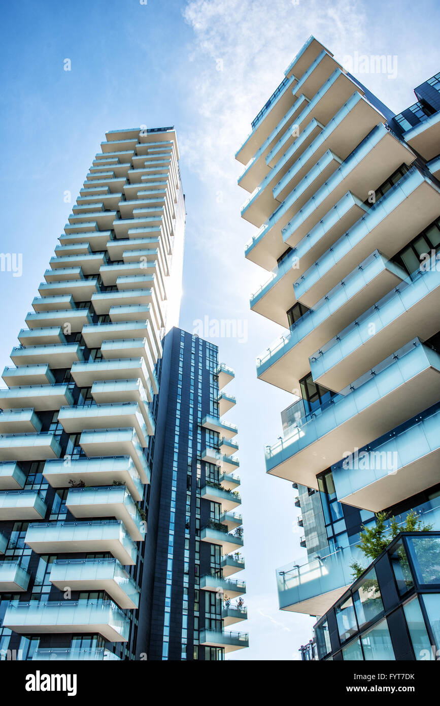 Angolo basso ampia vista di alto edificio residenziale di appartamenti con balconi sfalsate a Milano Italia Foto Stock
