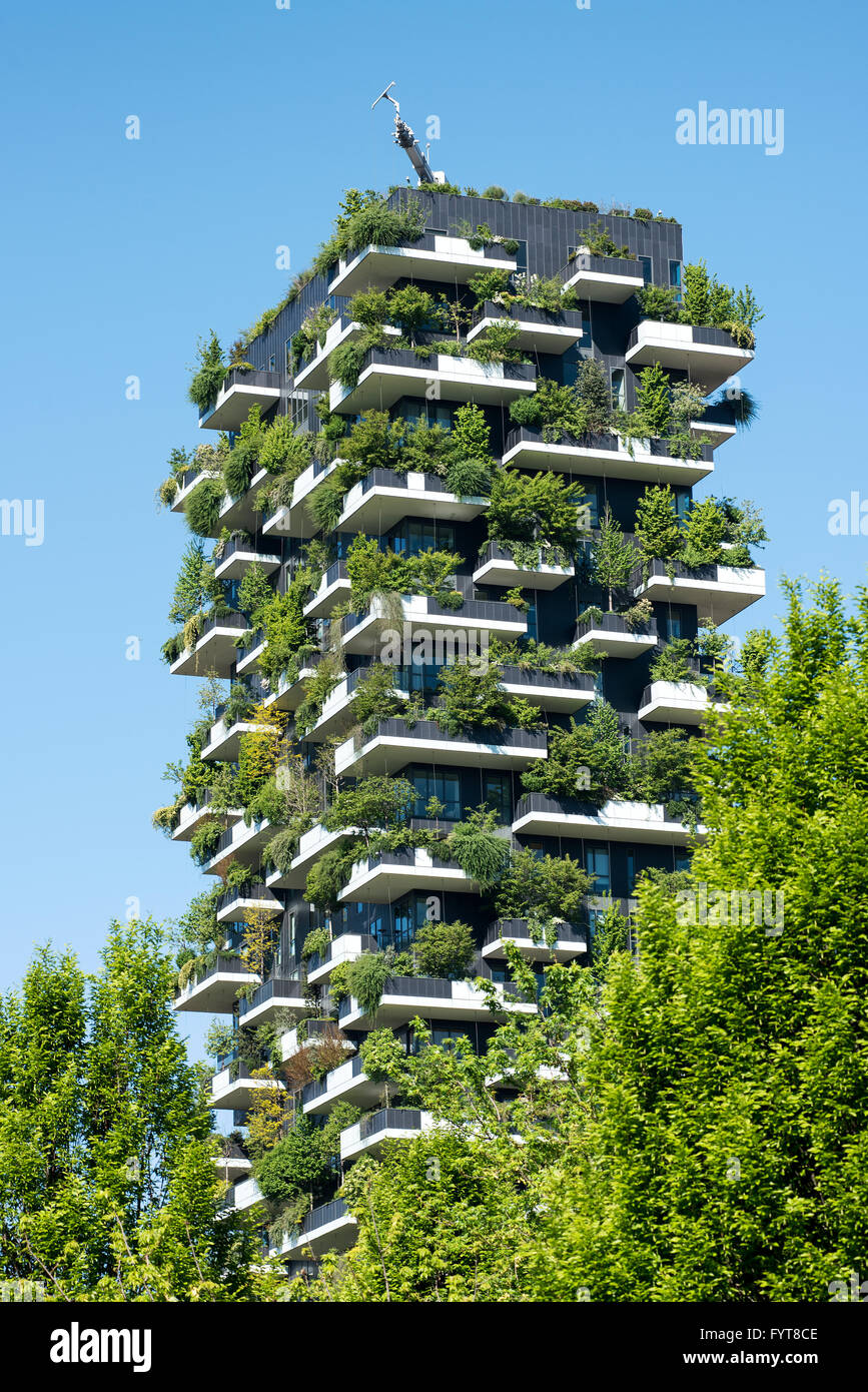 Verticale sostenibile albero di foresta e di vigna terrazze coperte su singolo edificio nella parte anteriore del cielo blu in Milano, Italia Foto Stock