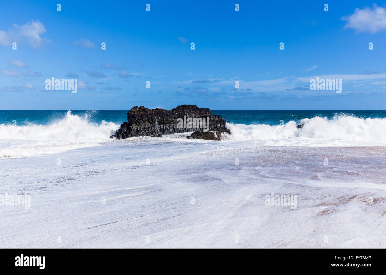 Potente flusso delle onde sulle rocce a Spiaggia Lumahai, Kauai Foto Stock