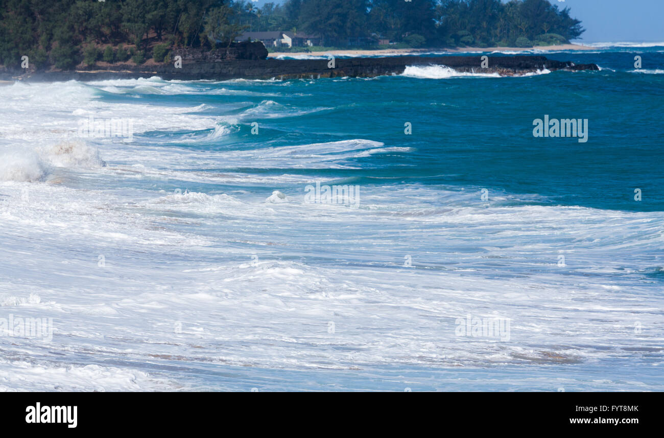Potente flusso delle onde sulle rocce a Spiaggia Lumahai, Kauai Foto Stock