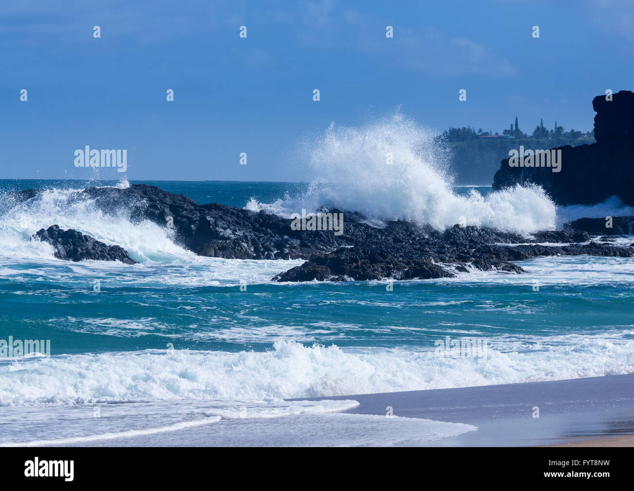 Potente flusso delle onde sulle rocce a Spiaggia Lumahai, Kauai Foto Stock