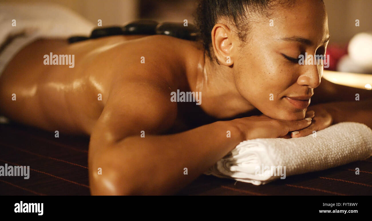 Massaggio Hot Stone Foto Stock