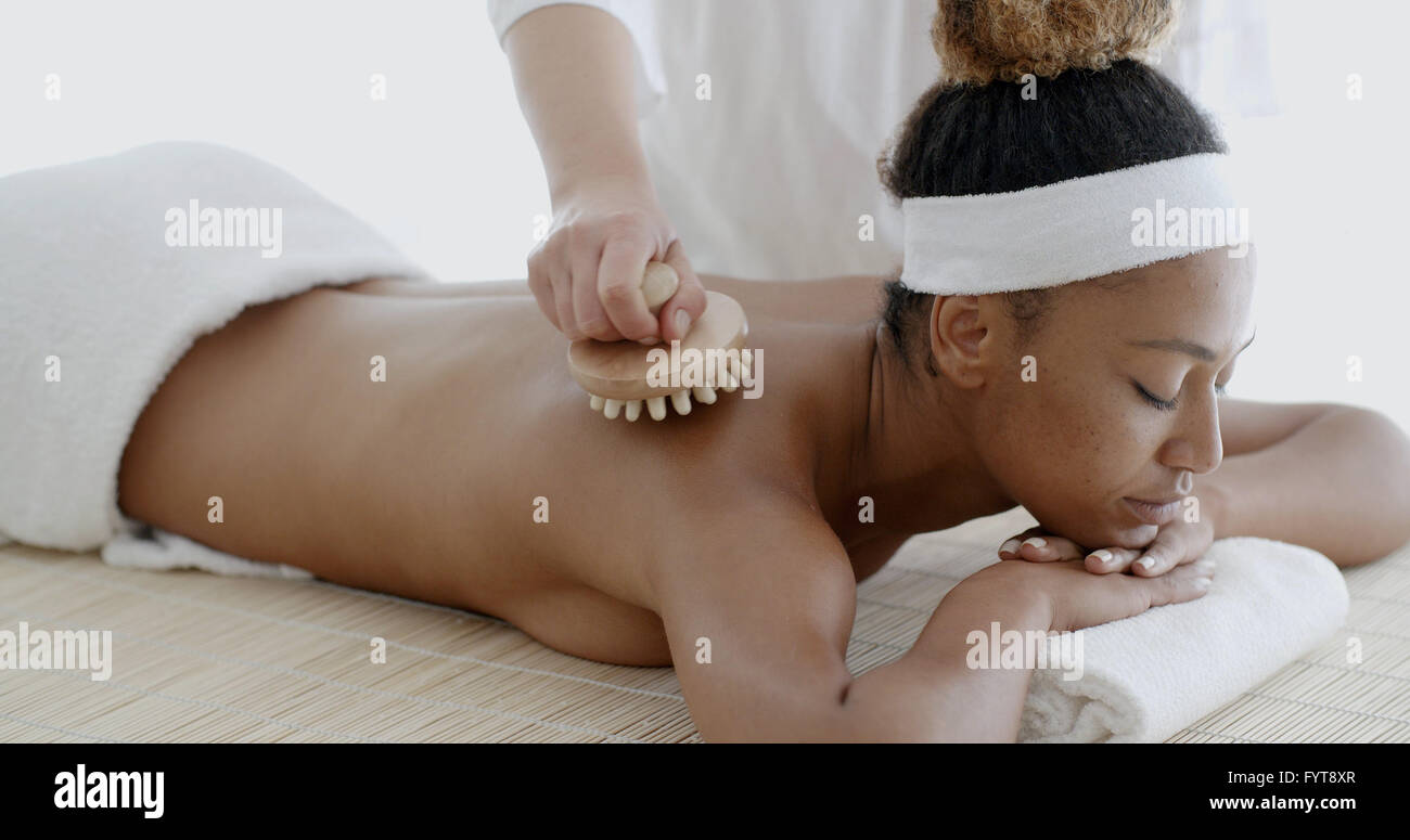 Donna africana la ricezione di massaggio alla schiena Foto Stock