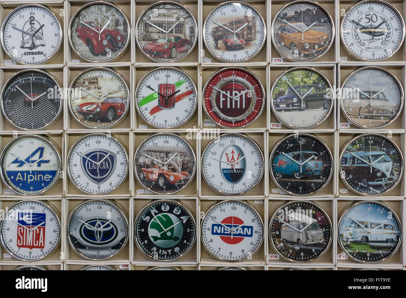 Sullo sfondo di un orologio da parete con il logo della ben nota società del settore automobilistico (retrò e moderno). Foto Stock