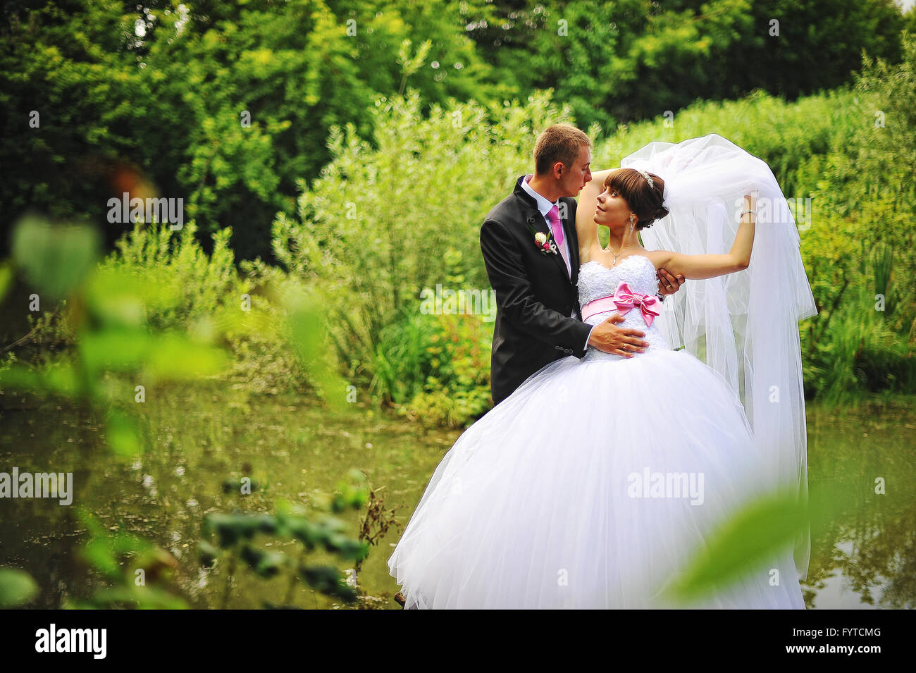 Coppie in viaggio di nozze in amore a loro felice giorno Foto Stock