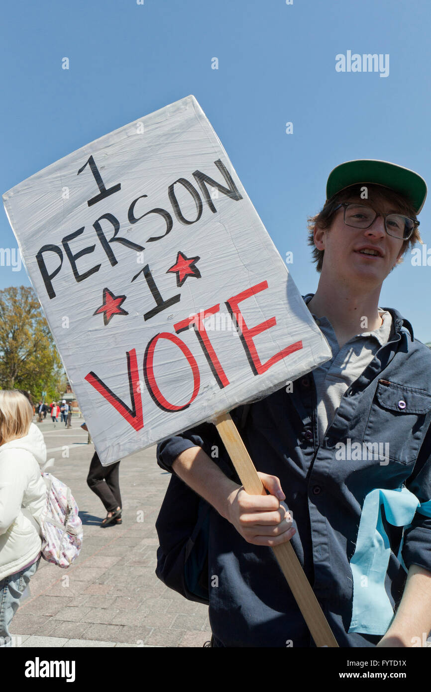 Manifestante liberale con 1 persona 1 voto segno - Washington DC, Stati Uniti d'America Foto Stock
