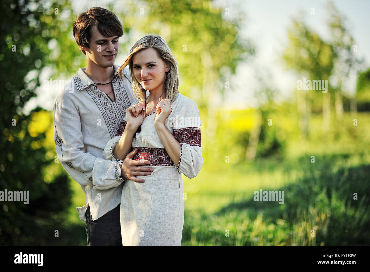 Coppia romantica in abito tradizionale Foto Stock