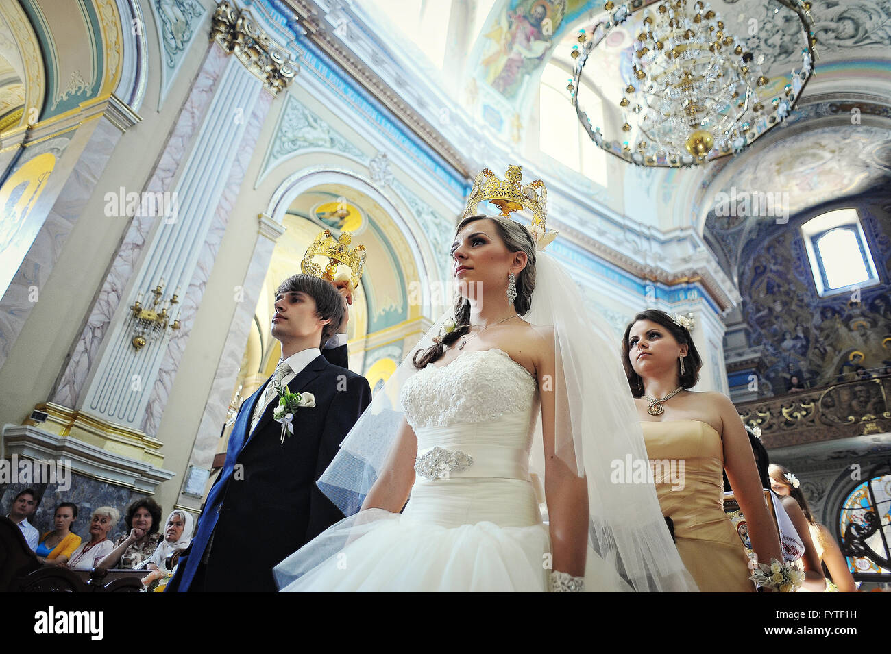 Coppie in viaggio di nozze presso la chiesa Foto Stock