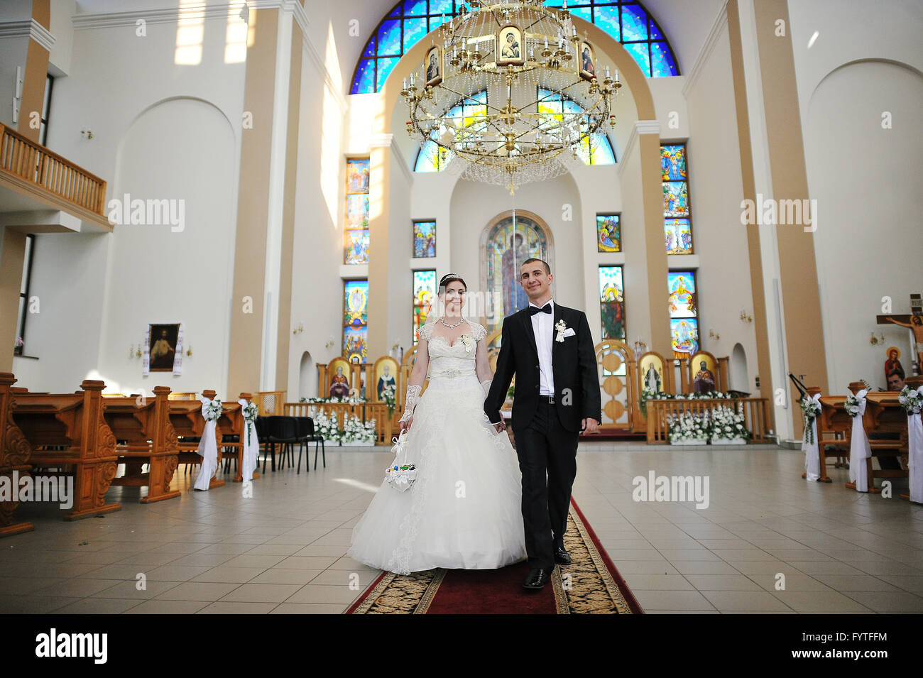 Coppie in viaggio di nozze in chiesa Foto Stock