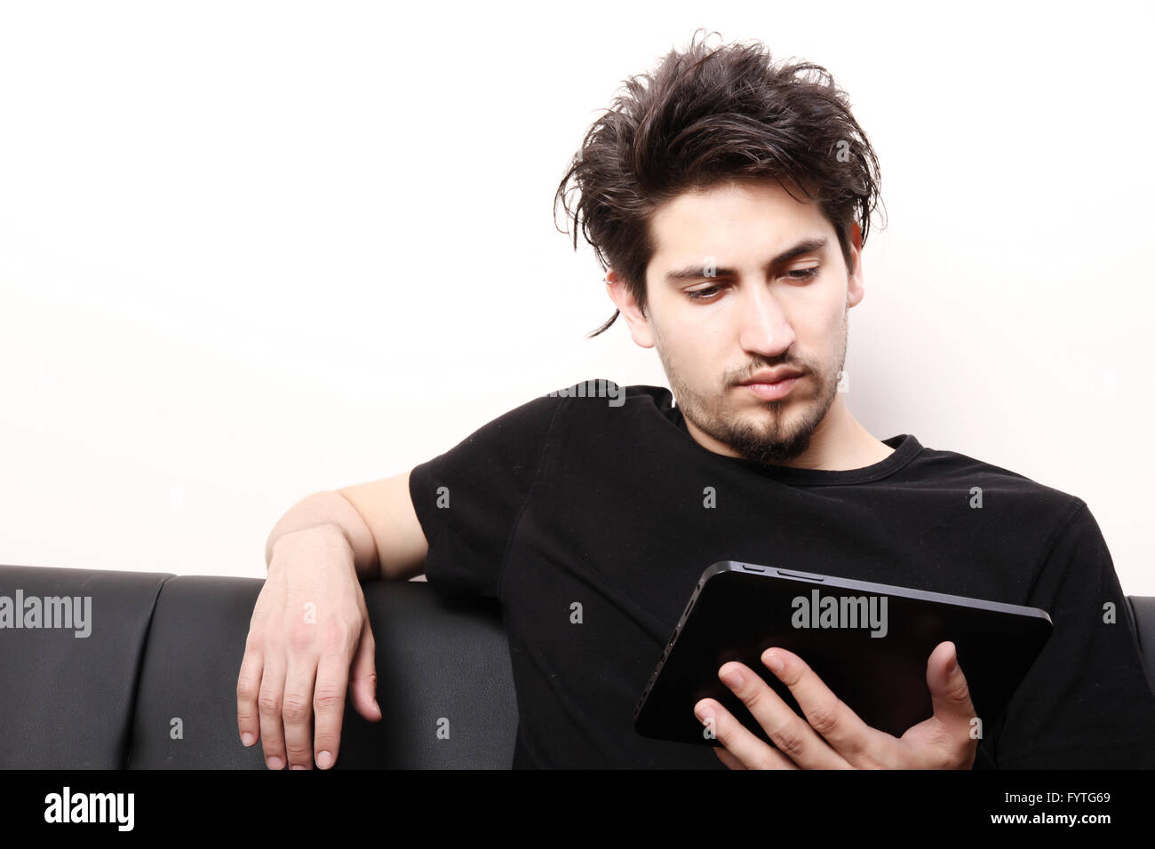 Giovane uomo con PC aTablet Foto Stock