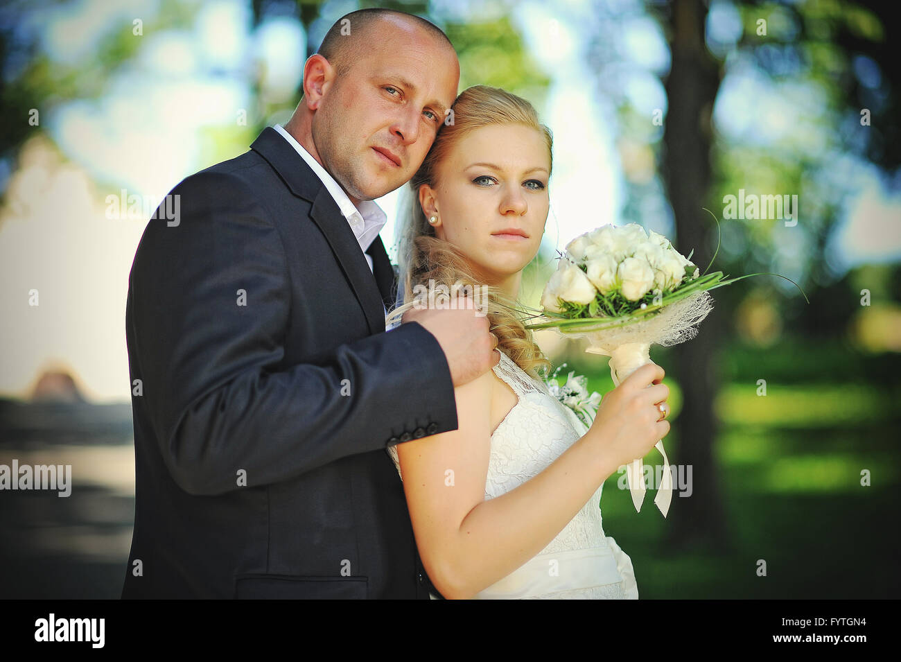 Appena una coppia sposata a camminare in amore Foto Stock