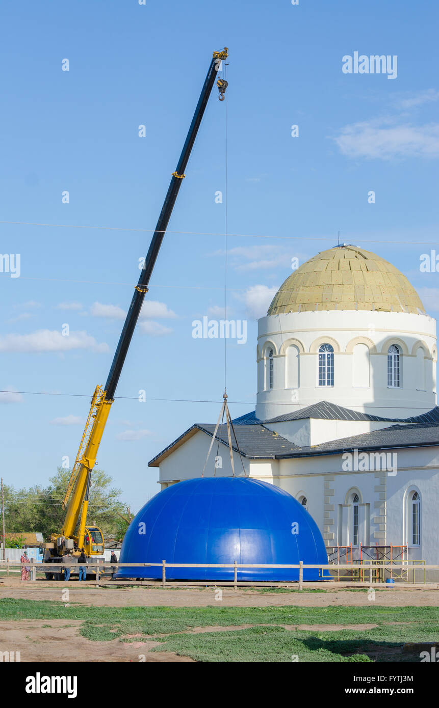 La gru solleva la cupola della chiesa ricostruita della Madre di Dio di Kazan' nel villaggio Solodniki Foto Stock