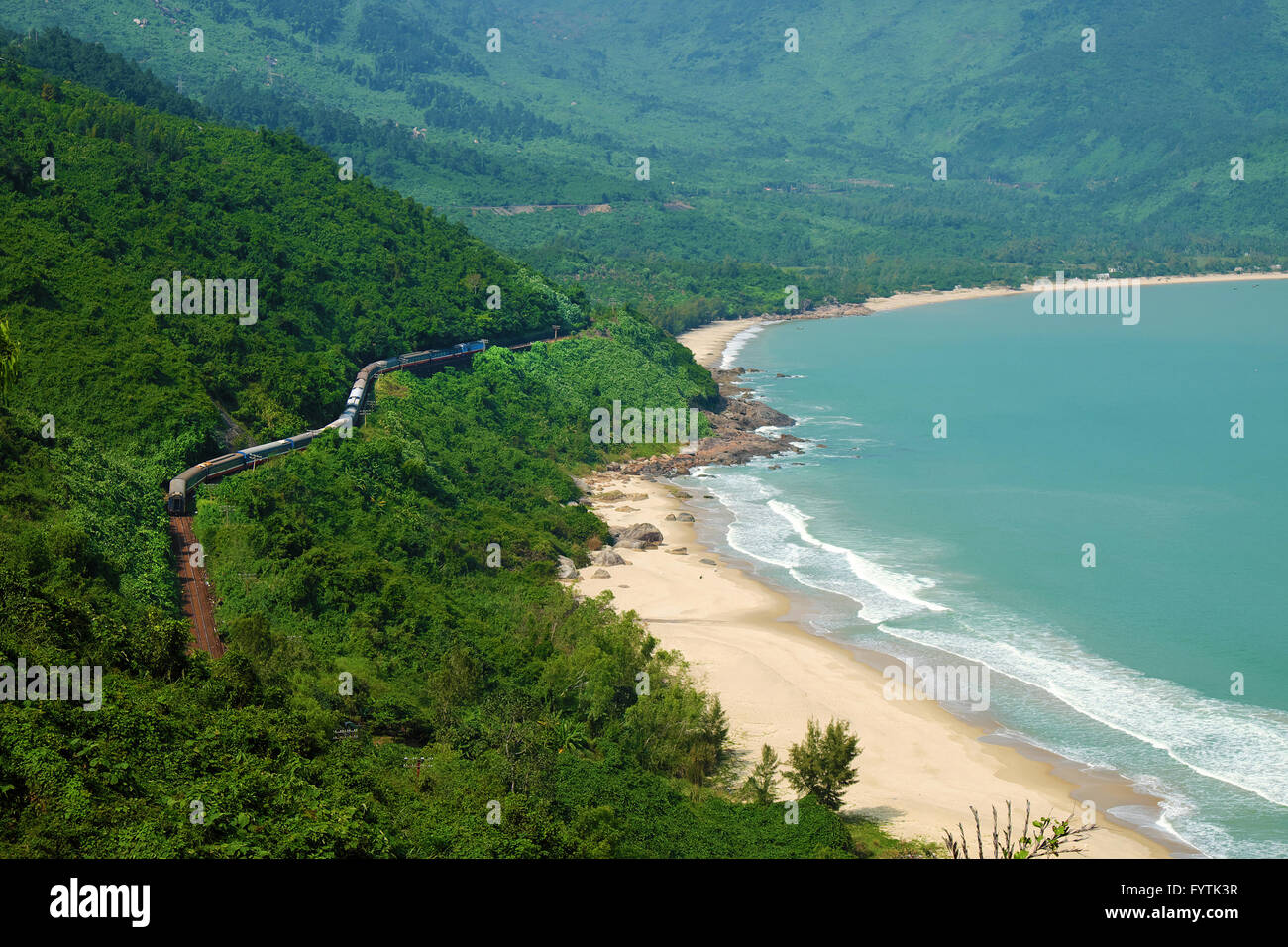 Panorama scena Lang Co beach, tonalità da Hai Van mountain pass a Da Nang, Viet Nam. Un paesaggio fantastico del treno in movimento su ferrovia Foto Stock