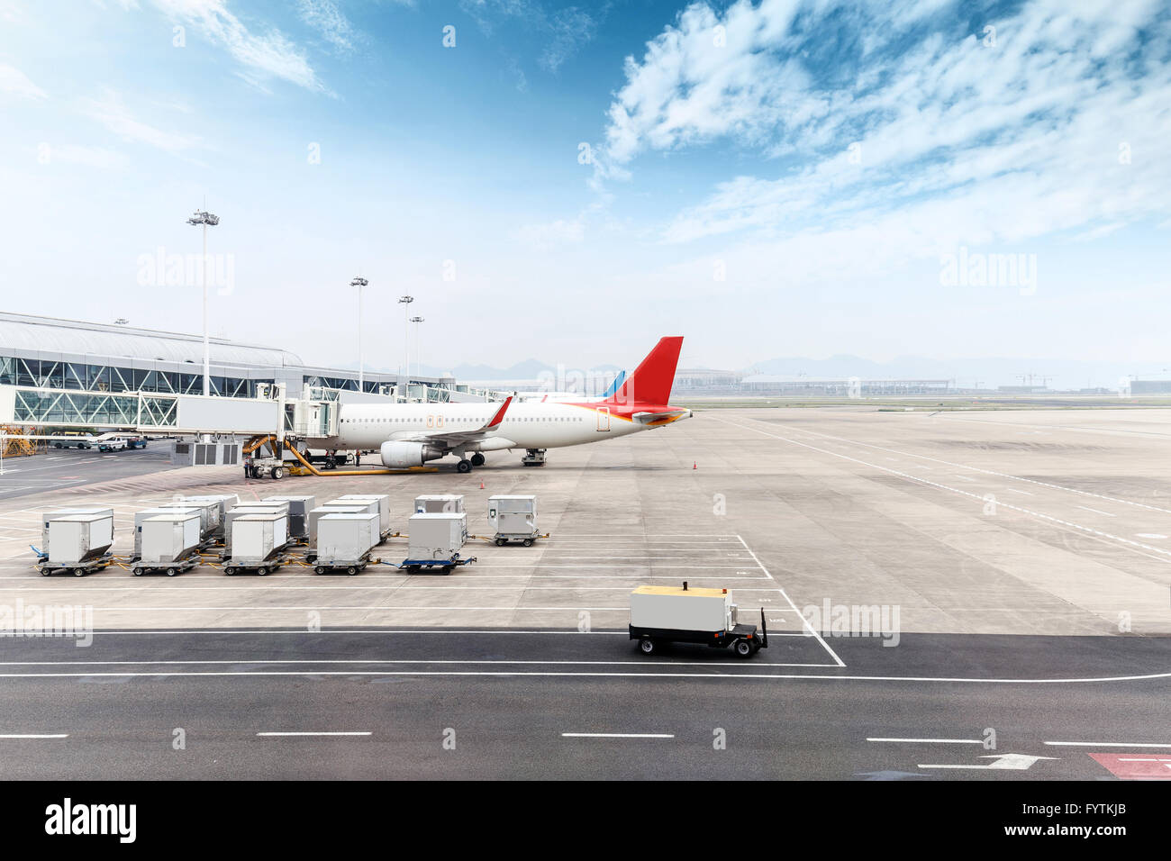 Skyline di aerei e veicoli in rampa di airport Foto Stock