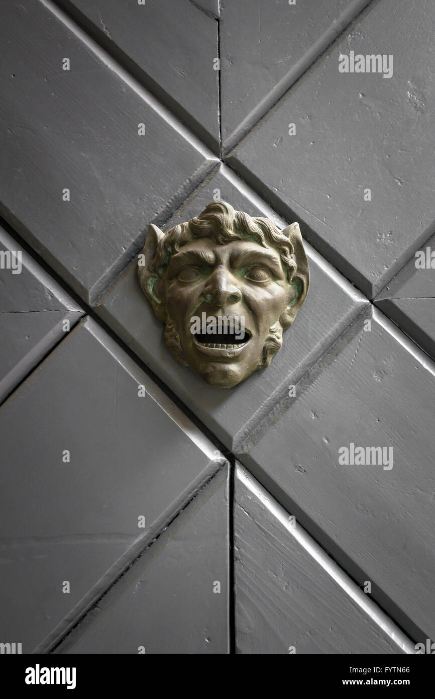 Di fronte alla porta Foto Stock