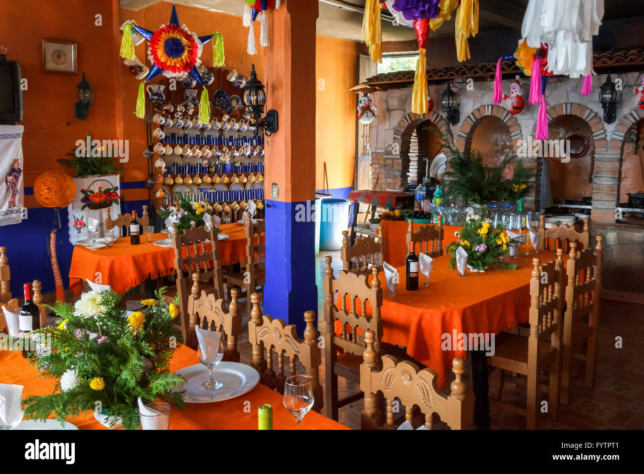 Il vivace colorato decor degli interni di un piccolo ottimi ristorante di Janitzio, Michoacan, Messico Foto Stock