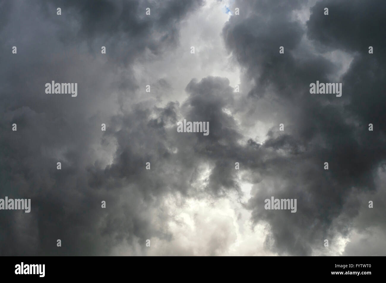 Skyscape arrabbiato con nuvole temporalesche brewing - Francia. Foto Stock