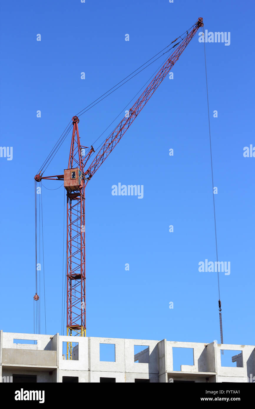 Paesaggio industriale con sagome di gru sul fondo cielo Foto Stock