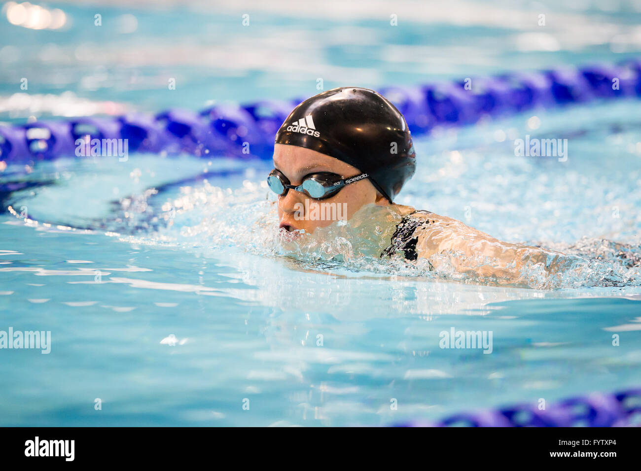 GLASGOW, Regno Unito: aprile, 27, 2016 Ellie Simmonds di Gran Bretagna compete nelle manche delle donne del MC 200m IM a Tollcross. Foto Stock