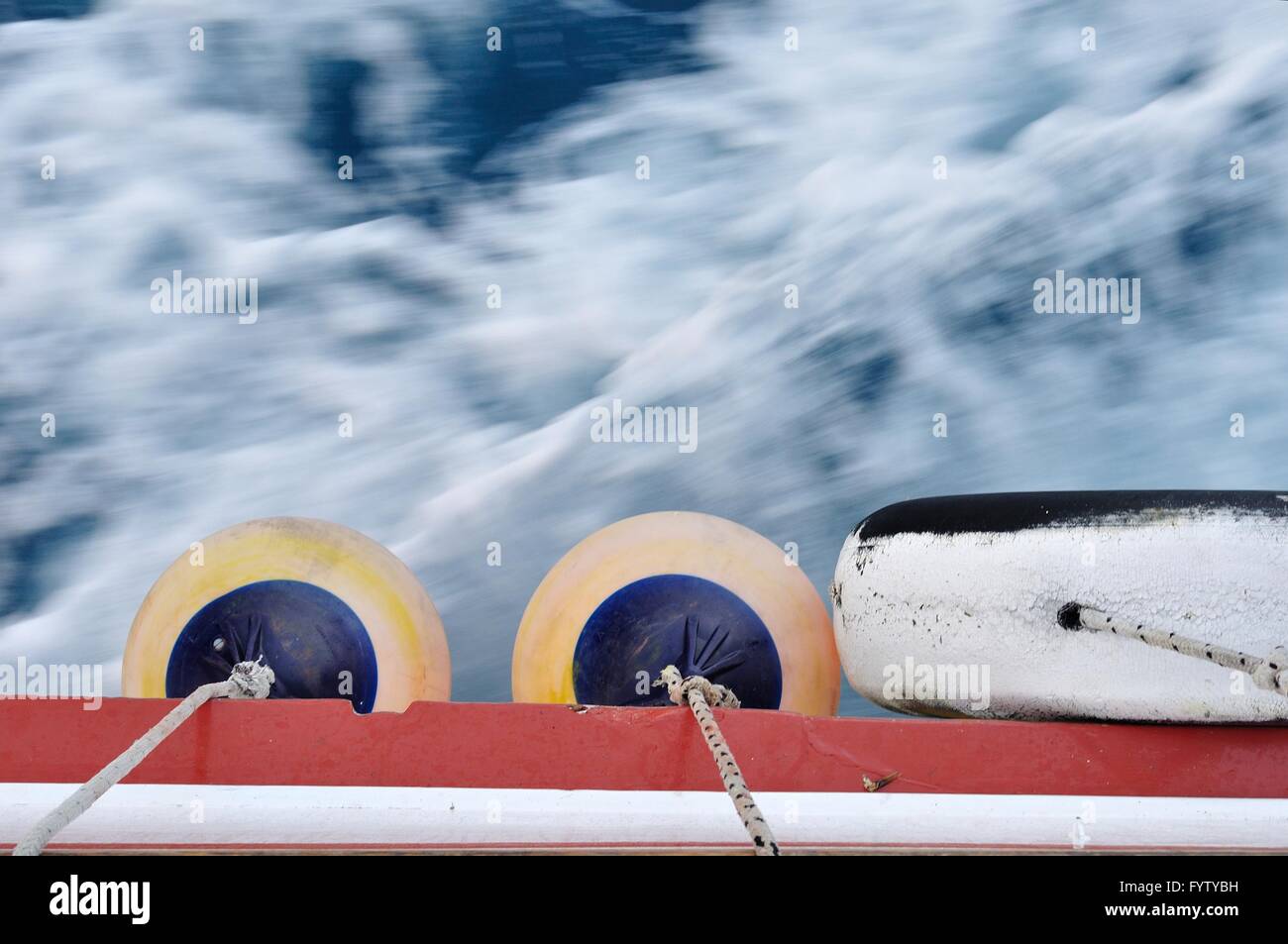 La boa sul corpo della nave in movimento. sventolano mare adriatico nella parte superiore dell'immagine. l'immagine orizzontale Foto Stock