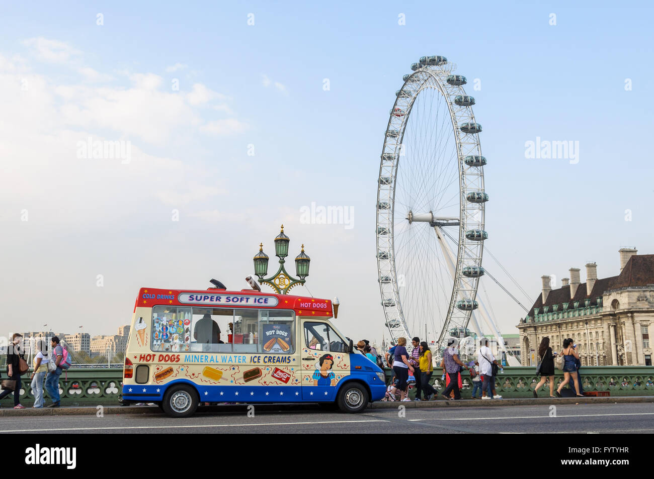 Ice Cream van sul Westminster Bridge, London Eye in background in Londra, Regno Unito Foto Stock