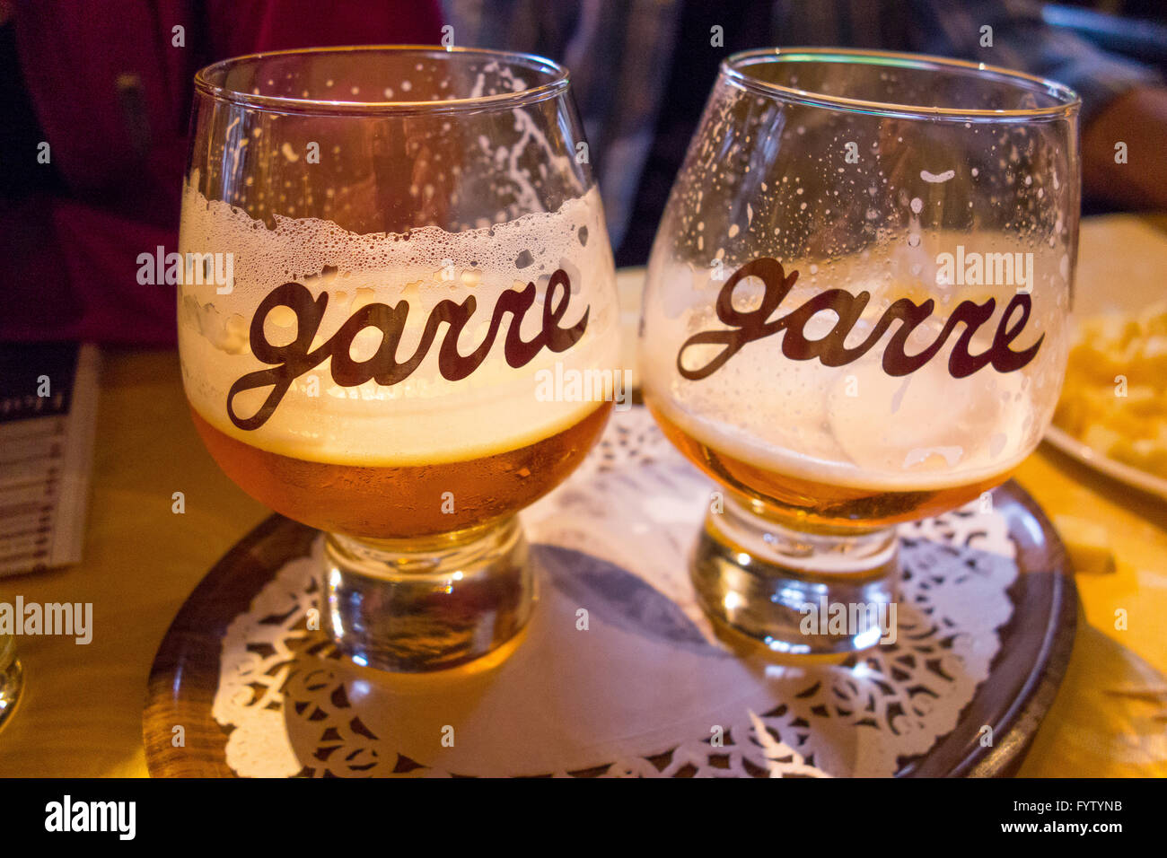 BRUGES, Belgio - due bicchieri di tripla De Garre birra della casa. Foto Stock