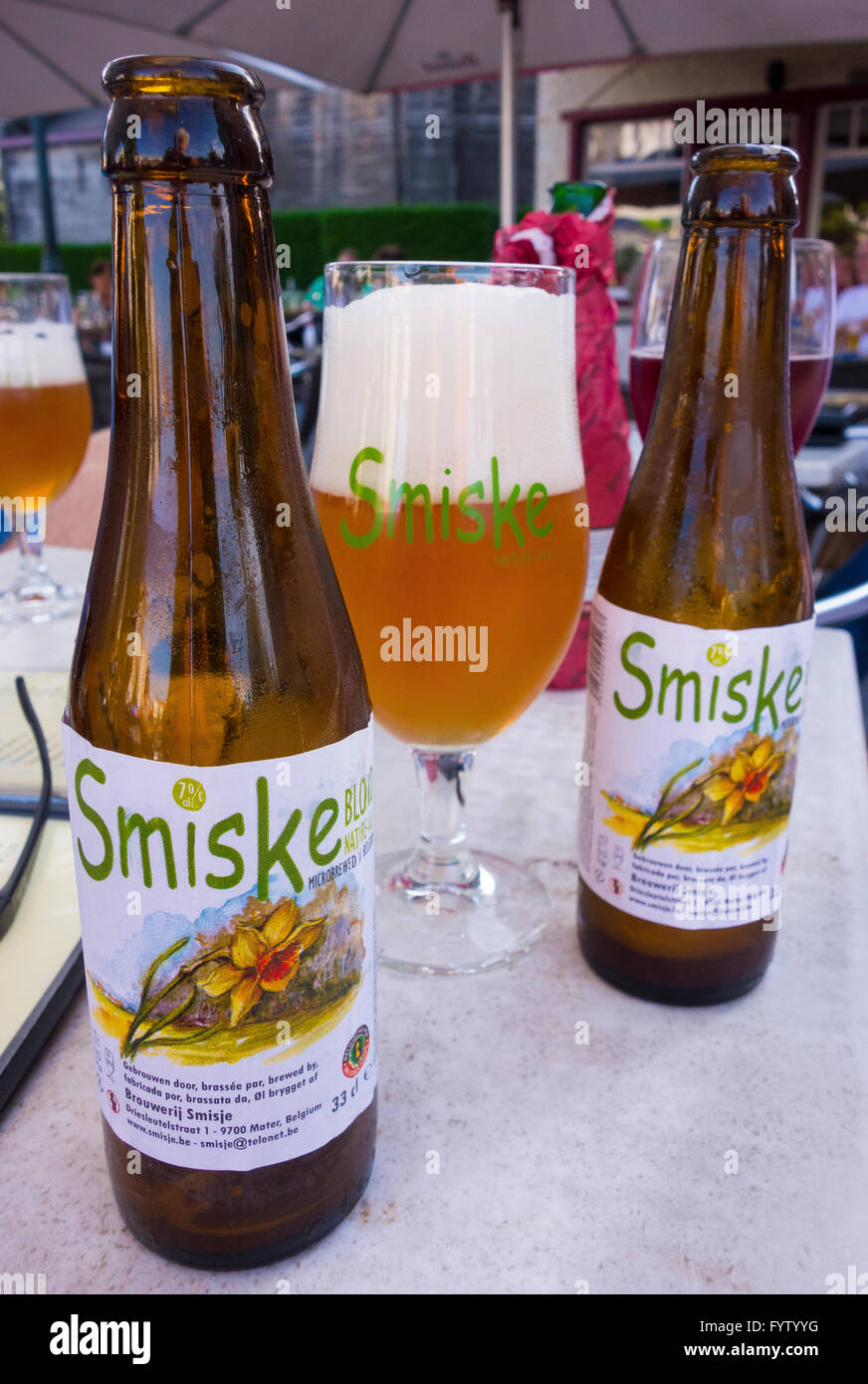 OUDENAARDE, Belgio - Vetro e bottiglie di Smiske birra bionda, un belga microbrew. Foto Stock