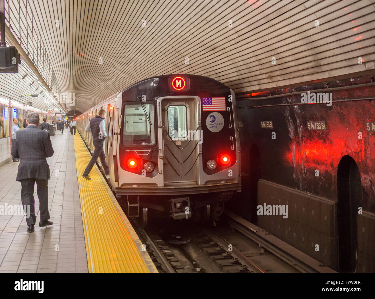Un treno costituito da R132 vagoni della metropolitana sulla linea M arriva in corrispondenza della quinta stazione Avenue a New York il giovedì, 22 aprile 2016. (© Richard B. Levine) Foto Stock