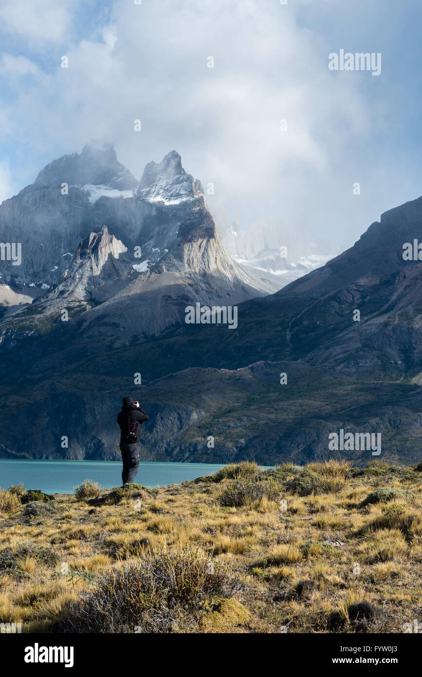 Un fotografo per le riprese dei paesaggi di Torres del Paine Foto Stock