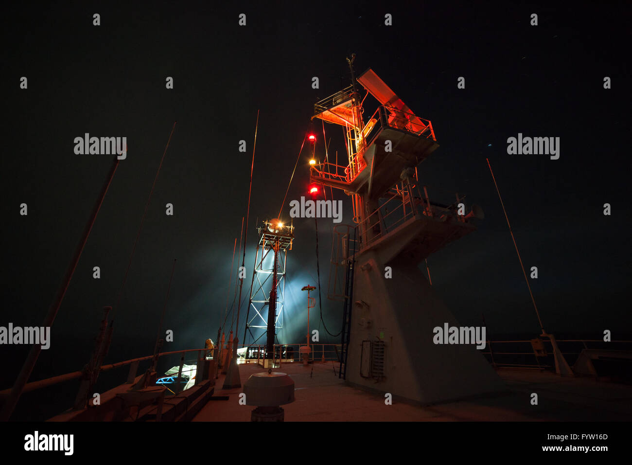 Vista notturna del ponte superiore della nave con il radar, la top-luci di estremità Foto Stock