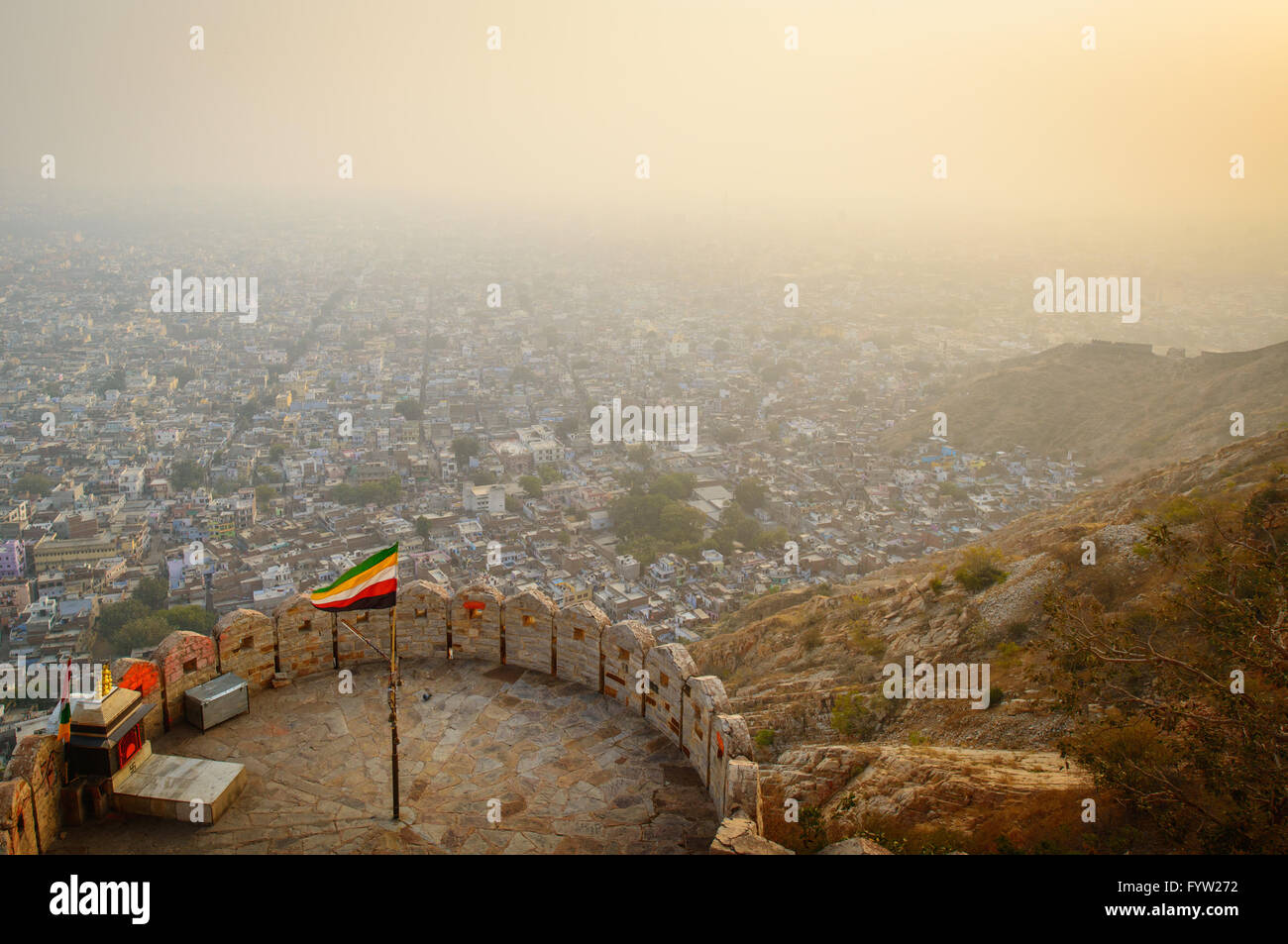 Affacciato sulla città rosa di Jaipur dal Forte Nahargarh Foto Stock