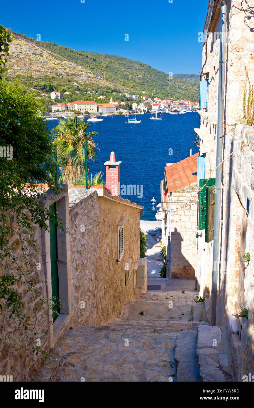 Strade strette di isola di Vis vista verticale Foto Stock