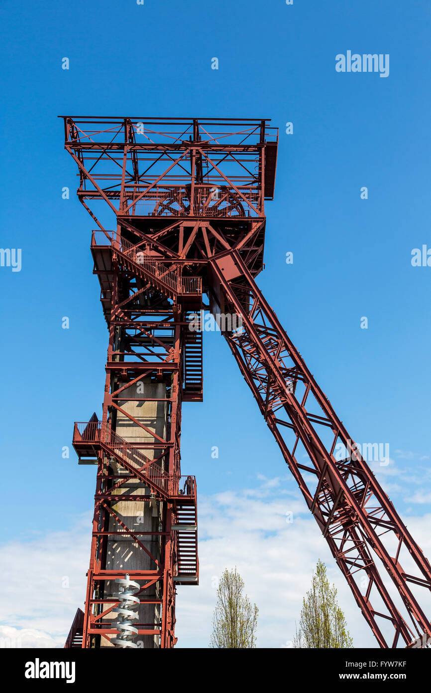 Storica Torre di avvolgimento della ex miniera di carbone Zollverein 3/7/10, albero 10, oggi una scienza e le mani sul museo, Essen, Germania Foto Stock