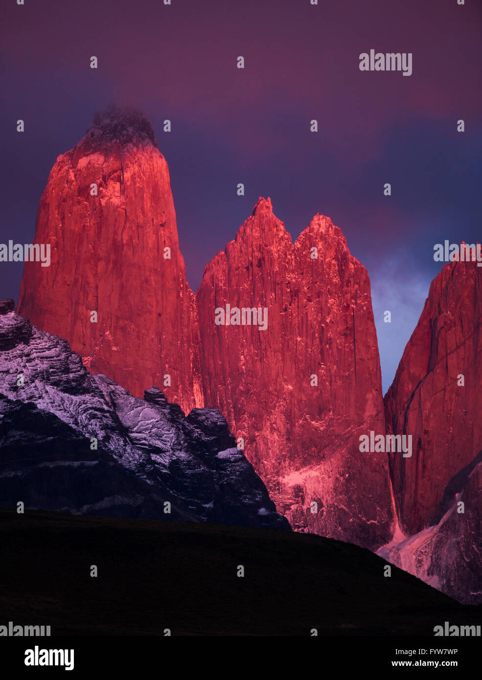 Il 'cuernos' di Torres del Paine nella prima luce del mattino Foto Stock