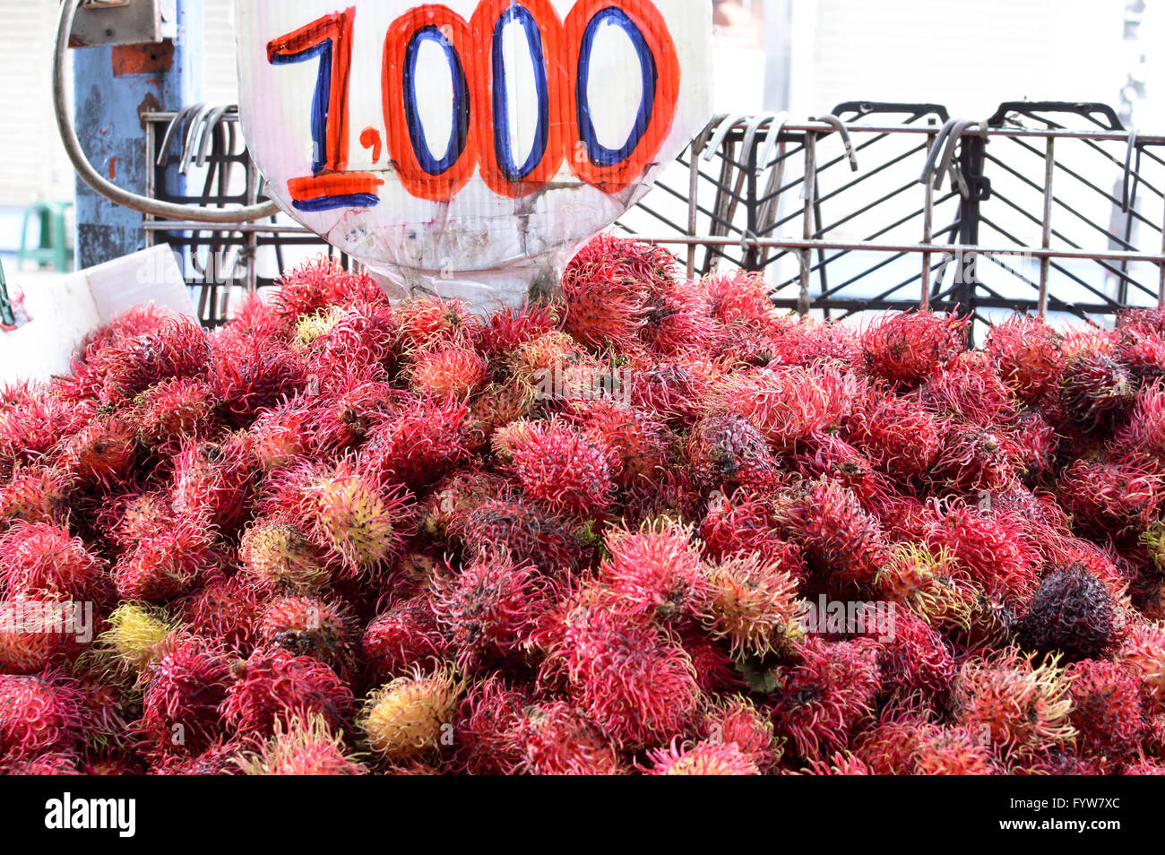 Pila di rambutan frutti con un cartellino del prezzo nel mercato di San Jose, Costa Rica Foto Stock