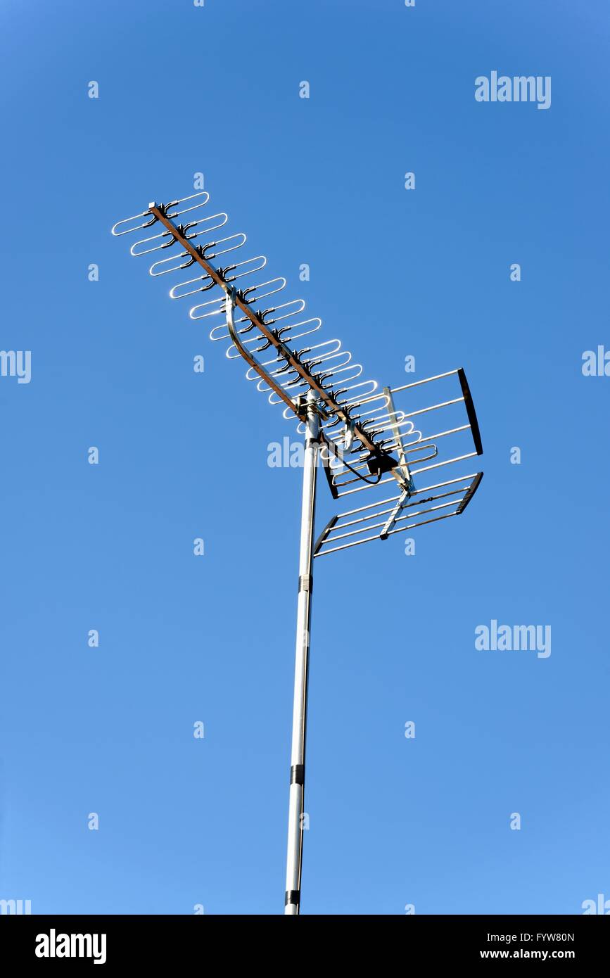Close up di un british antenna televisiva contro un cielo blu Foto Stock