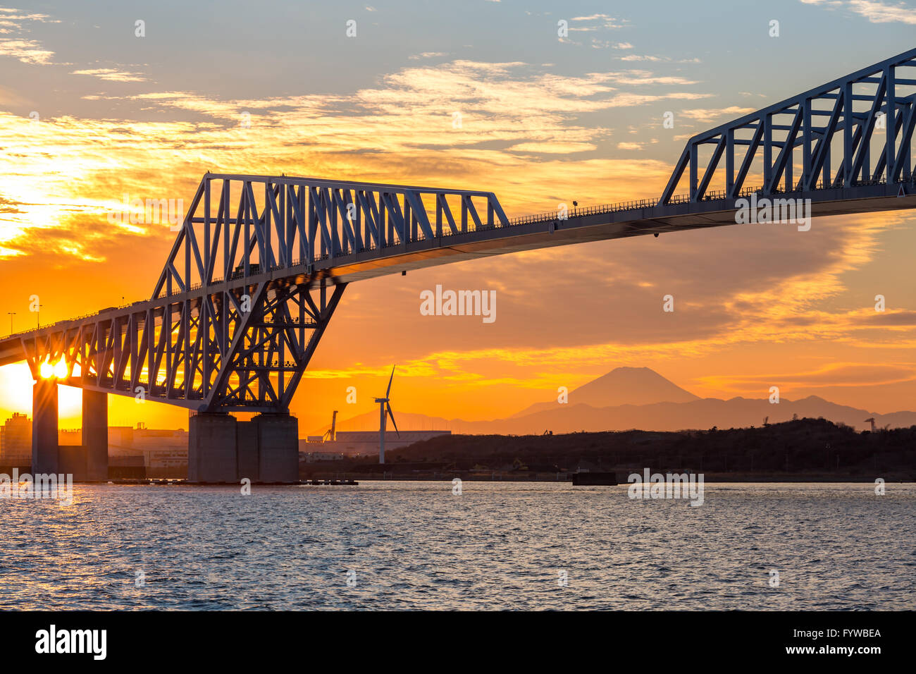 Punto di riferimento di Tokyo, il Tokyo Gate Bridge e il Monte Fuji al tramonto Foto Stock