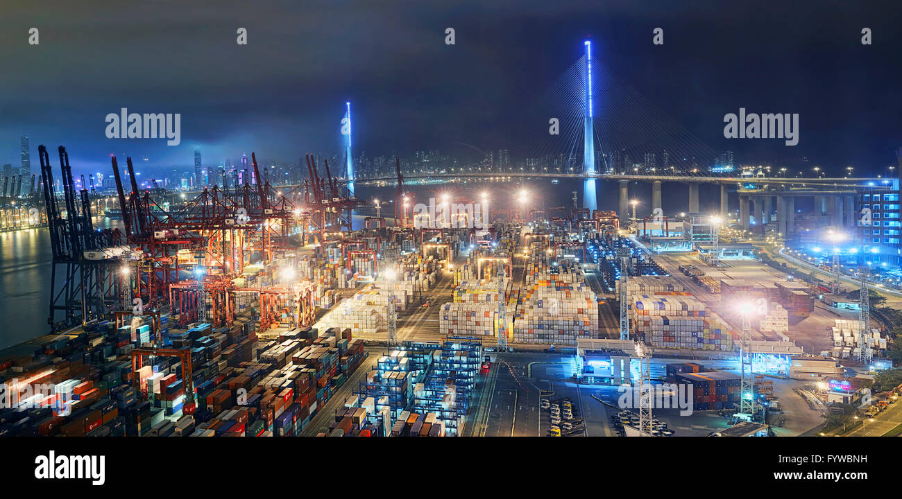 Contenitore porta di Hong Kong di notte Foto Stock