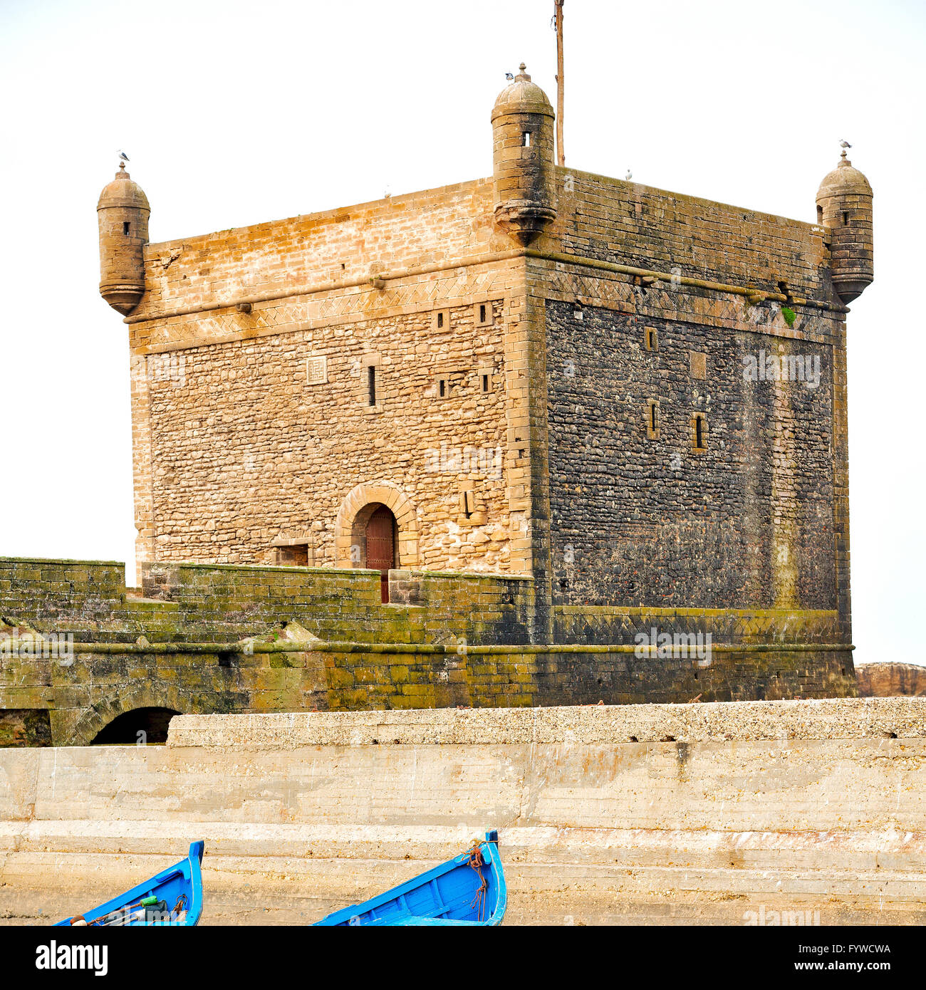 Barca e mare in africa marocco vecchio castello di mattoni marrone sky Foto Stock