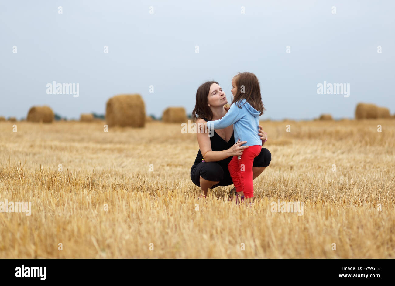 Mamma e figlia in un campo Foto Stock