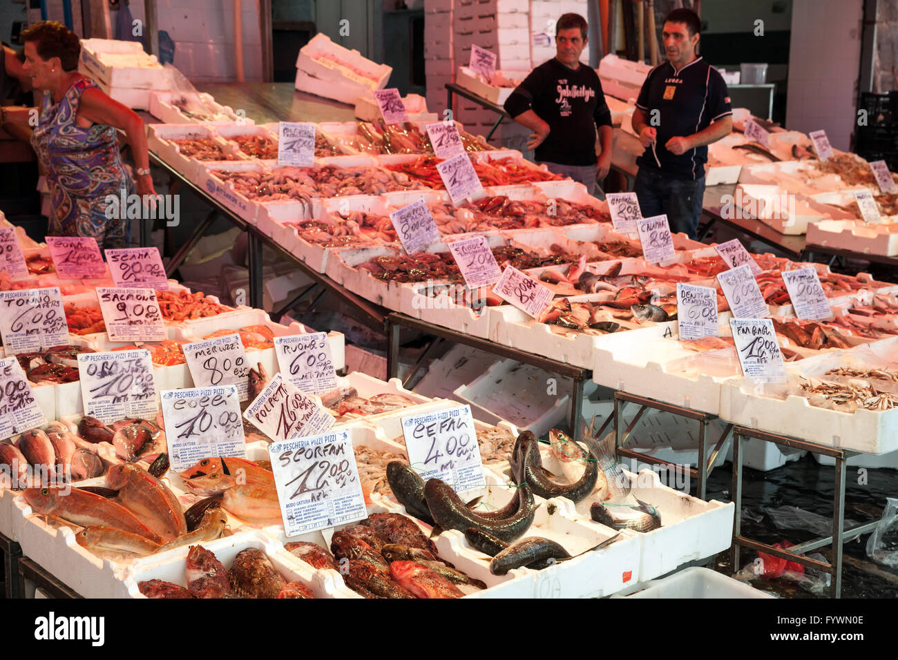 Napoli, Italia - Agosto 9, 2015: diversi tipi di pesce e frutti di mare i laici sui contatori di street marketplace a Napoli Foto Stock