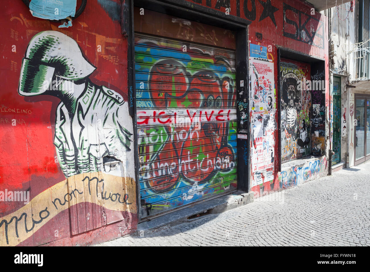 Napoli, Italia - Agosto 9, 2015: Napoli street view con graffiti sulla parete grungy Foto Stock