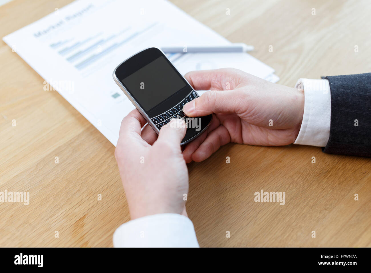 Imprenditore controllare i report finanziari Foto Stock