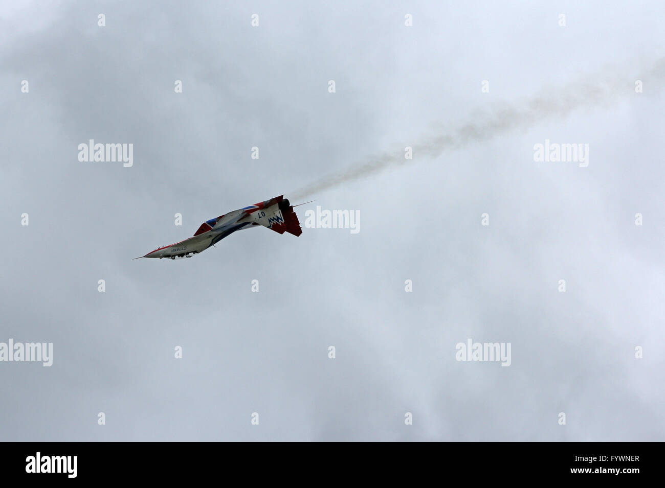 BARNAUL, RUSSIA - Agosto 16, 2015: Aerobatic Team Russian Cavalieri in tutto il mondo in AirShow Barnaul, Russia. Foto Stock