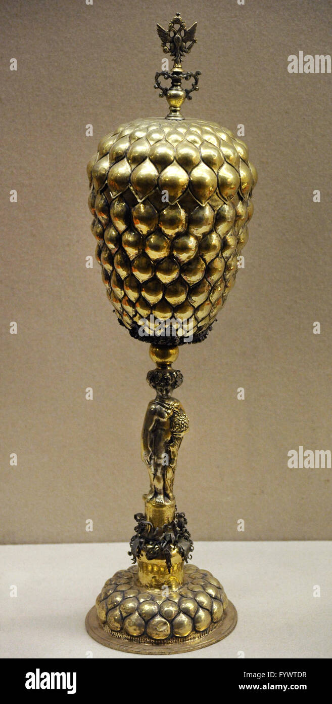 Tazza a forma di ananas con il Bacco figura come il piede. Argento; inseguono. Mosca. Prima metà del XVIII secolo. Lo stato Museo Hermitage. San Pietroburgo. La Russia. Foto Stock