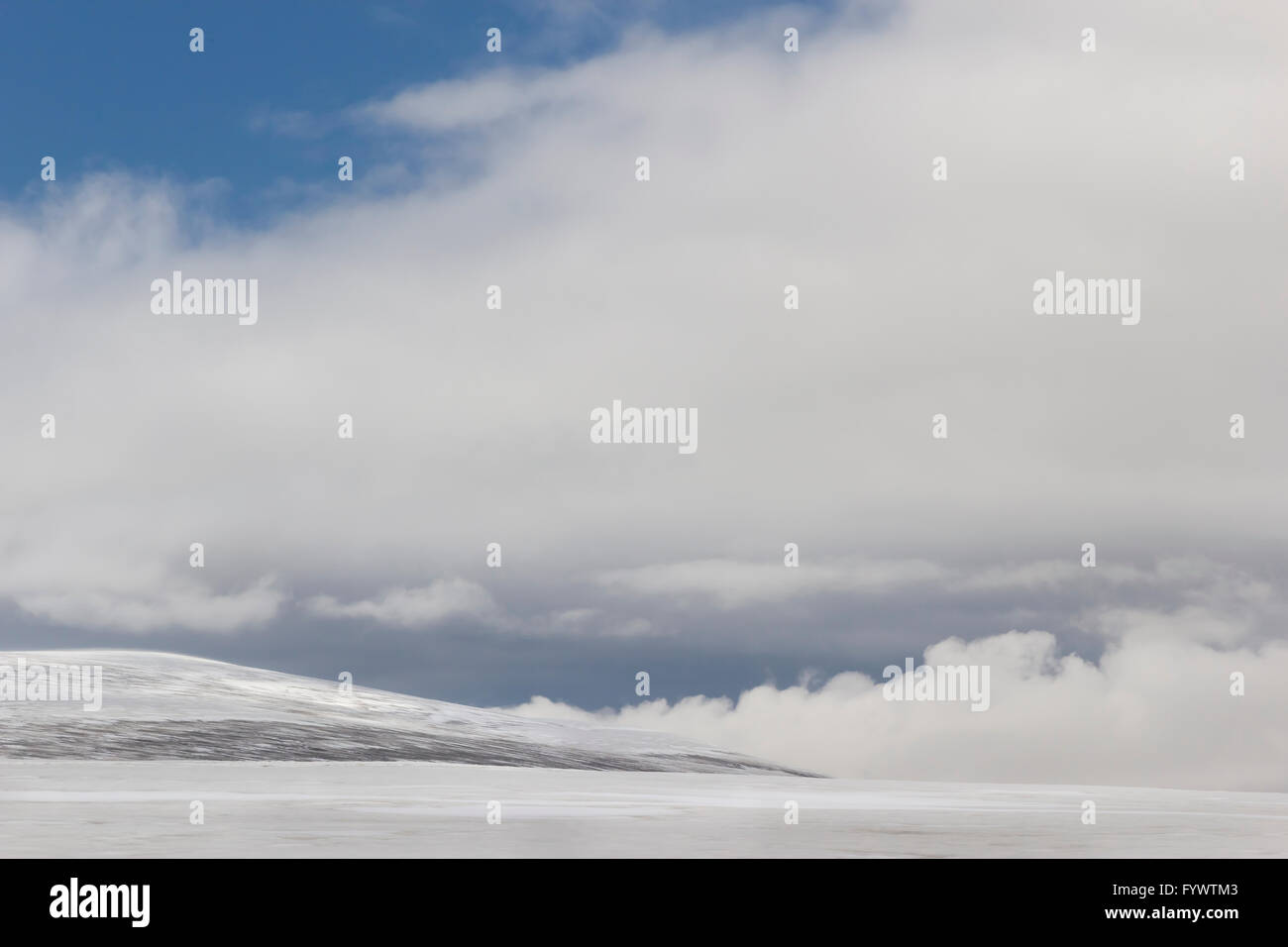 Katla calotta di ghiaccio, Islanda il vulcano più attivo contro un cielo blu con nuvole wispy Foto Stock