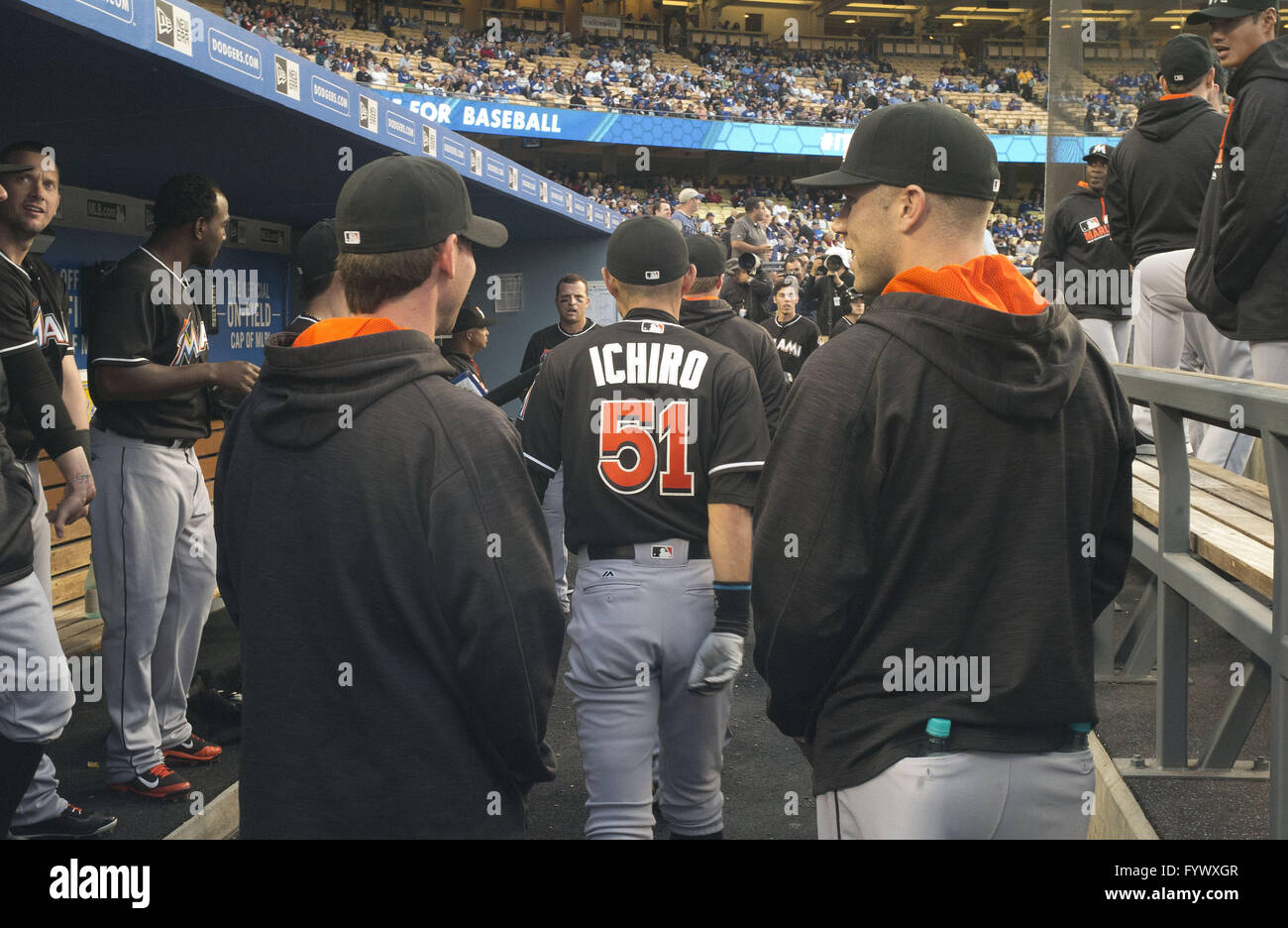 Los Angeles, California, USA. 27 apr, 2016. Ichiro Suzuki #51 del Miami Marlins gioca con i compagni di squadra prima della partita di baseball contro il del Los Angeles Dodgers al Dodger Stadium il 27 aprile 2016 in Anaheim, California.ARMANDO ARORIZO Credito: Armando Arorizo/Prensa Internacional/ZUMA filo/Alamy Live News Foto Stock