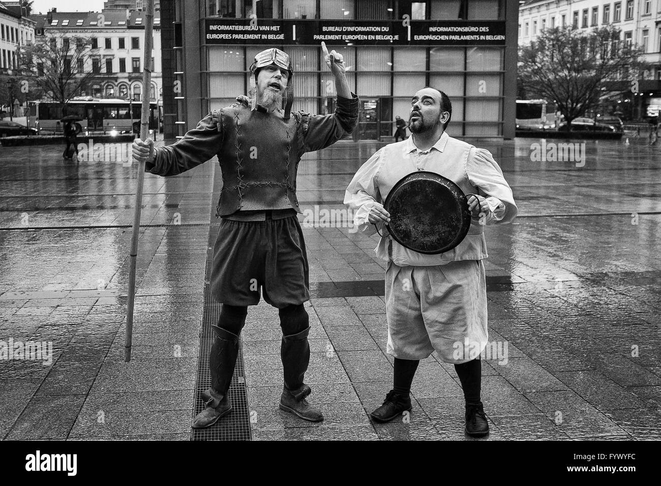 Attori giocare a Don Chisciotte e Sancho Panza, due di spagnolo autore del Cervantes personaggi di fantasia nella parte anteriore del Parlamento Europeo con sede a Bruxelles, in Belgio, il 27.04.2016 da Wiktor Dabkowski Foto Stock