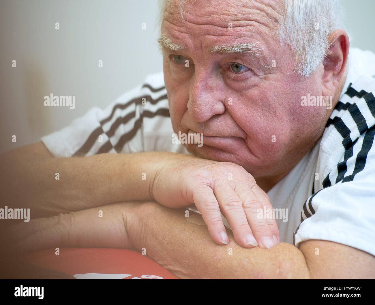 Kienbaum, Germania. 27 apr, 2016. Boxing coach Ulli Wegner sorge al pugilato ring a Kienbaum National Training Centre in Kienbaum, Germania, 27 aprile 2016. Foto: Patrick Pleul/dpa/Alamy Live News Foto Stock