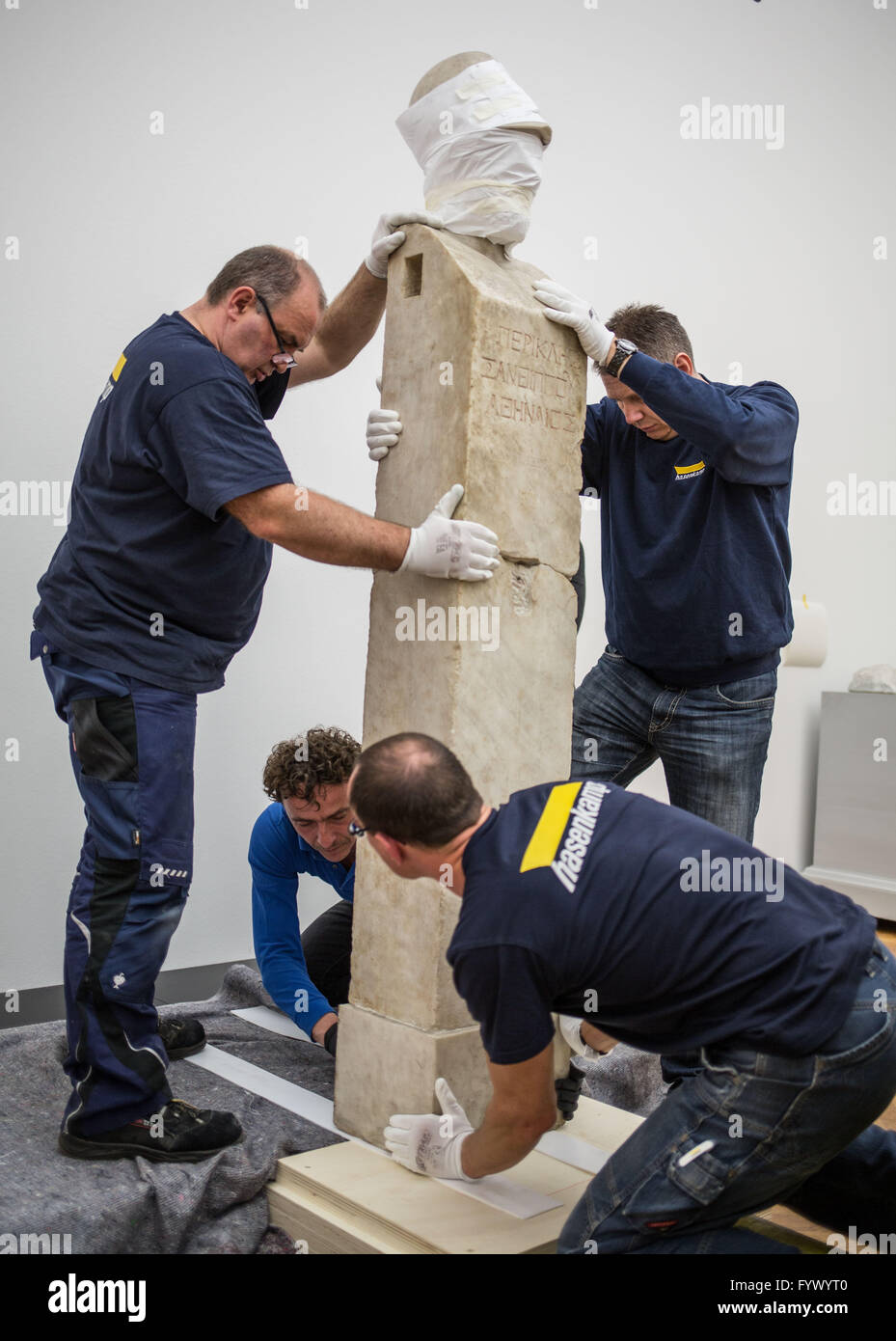 Frankfurt am Main, Germania. 28 Aprile, 2016. Lavoratori spostare con cautela il busto di Pericle nel suo punto indicato dopo il suo arrivo da Città del Vaticano in Liebieghaus Collezione di sculture in Frankfurt am Main, Germania, 28 aprile 2016. L'antica opera d'arte sarà parte della mostra "Atene. Trionfo di immagini, ' che può essere visto dal 04 maggio fino al 04 settembre 2016. Credito: dpa picture alliance/Alamy Live News Foto Stock
